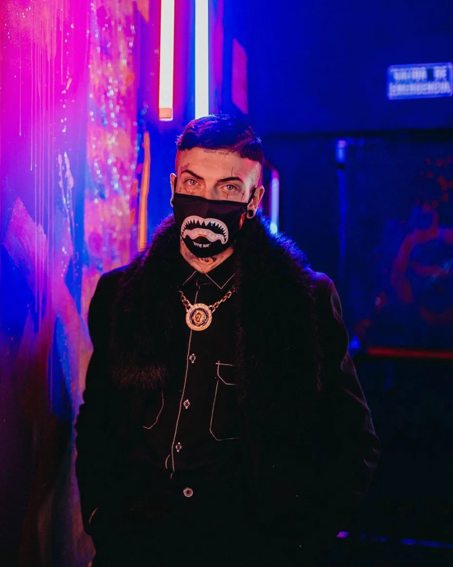 BITE ME SHARK (BLK) POLYESTER FACE MASK