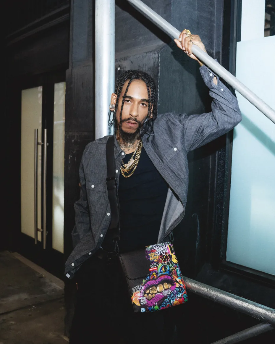 HALF GRAF LIPS MESSENGER BAG