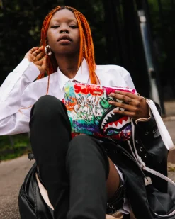 LE MONDE DES GRAFFITIS CROSSOVER CLUTCH