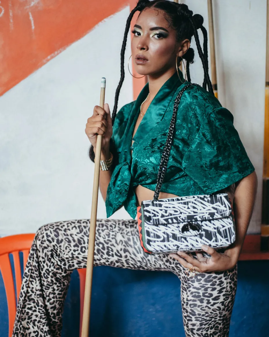 NIGHT NIGHT SHARKCHAIN HANDBAG