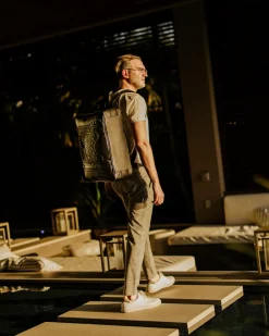 REALITY CHECK VINTAGE HANDHELD CARRY-ON CONVERTS TO BACKPACK