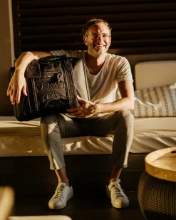 REALITY CHECK VINTAGE HANDHELD CARRY-ON CONVERTS TO BACKPACK